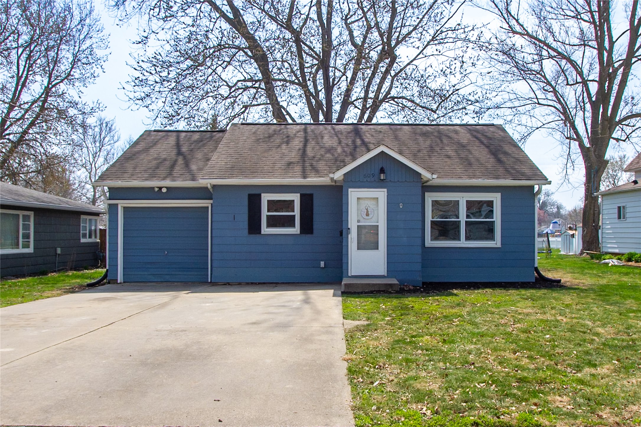 609 Maple Street, Pella, Iowa image 2