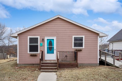 Homes For Sale - 402 Walnut Street<br/> De Soto, IA 50069