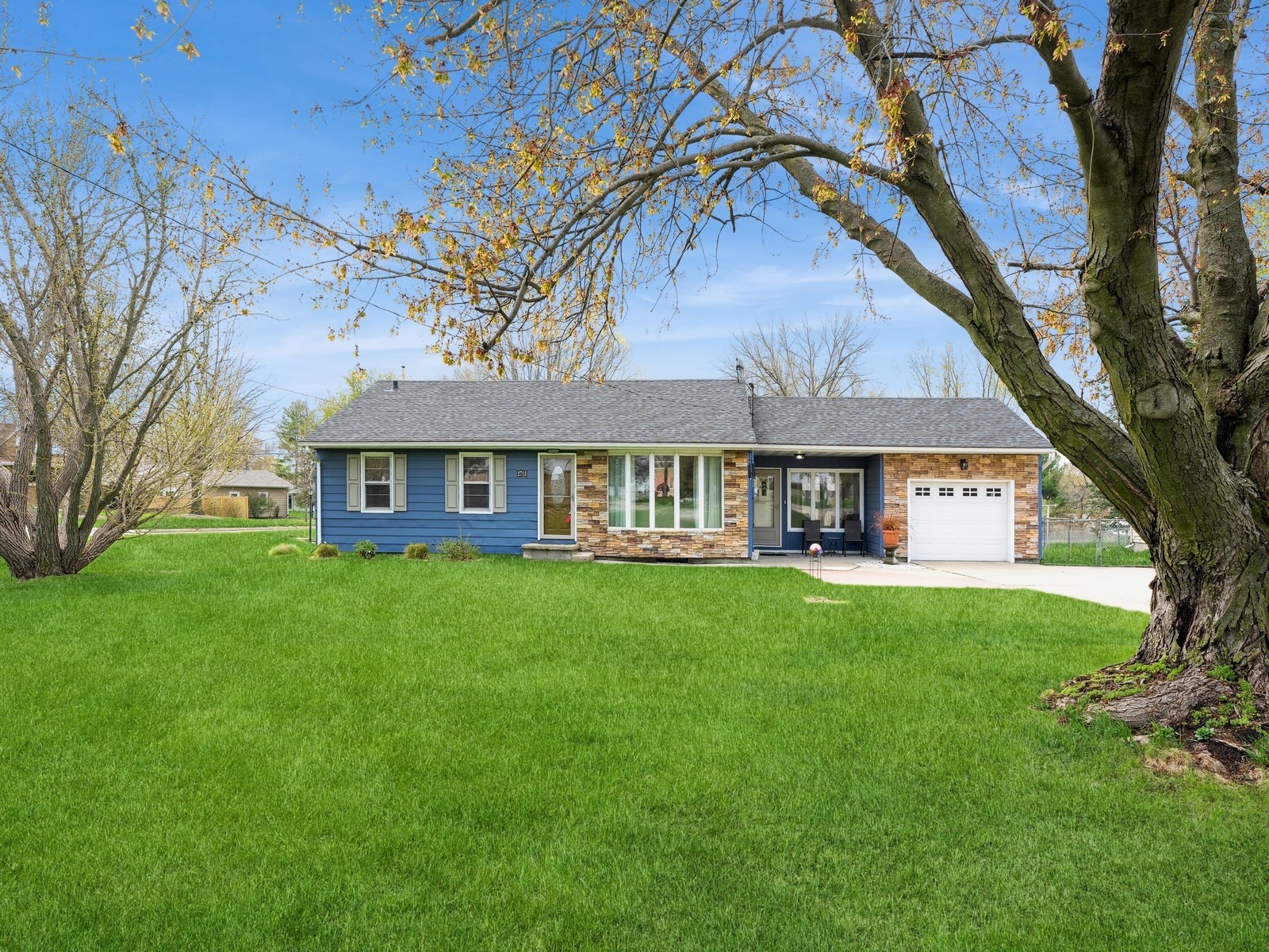 2713 1st Avenue, Newton, Iowa image 1