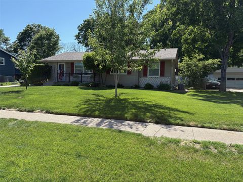 Homes For Sale - 4500 71st Place<br/> Urbandale, IA 50322