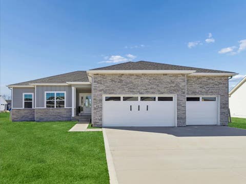 Homes For Sale - 2506 10th Avenue<br/> Altoona, IA 50009