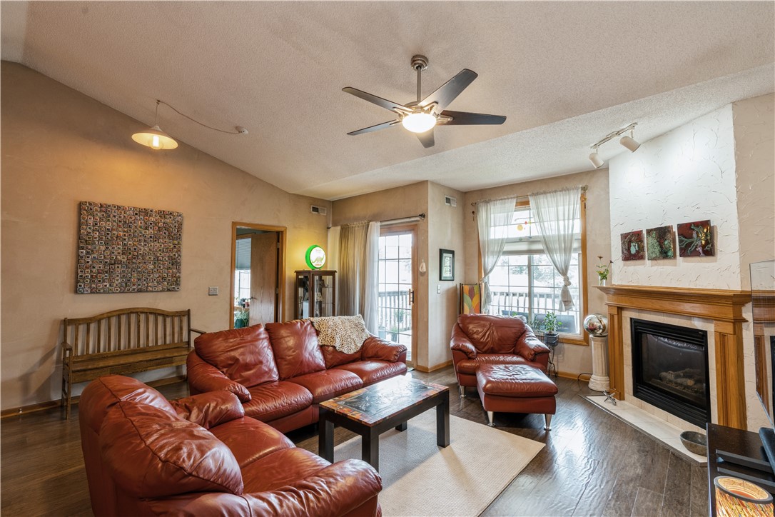 Photo 1 of 15 — 2437 Patricia Drive 2437, Urbandale, IA 50322