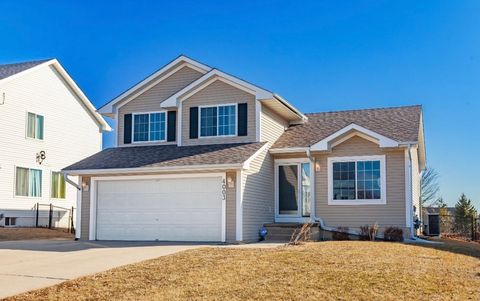 Homes For Sale - 4003 122nd Street<br/> Urbandale, IA 50323