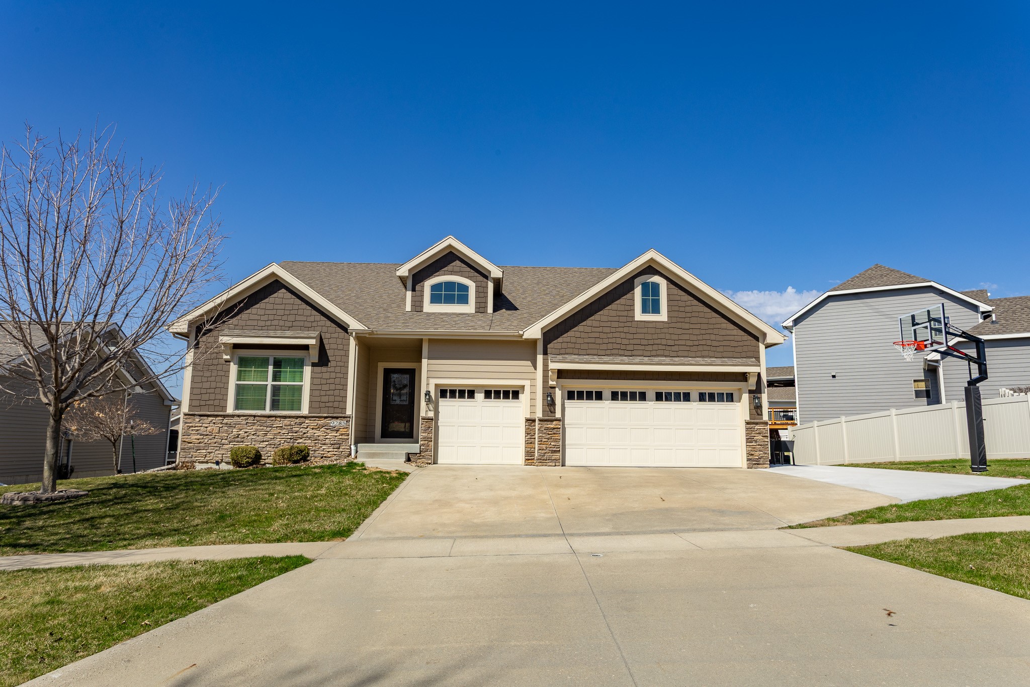 9285 Sugar Creek Circle, West Des Moines, Iowa image 2