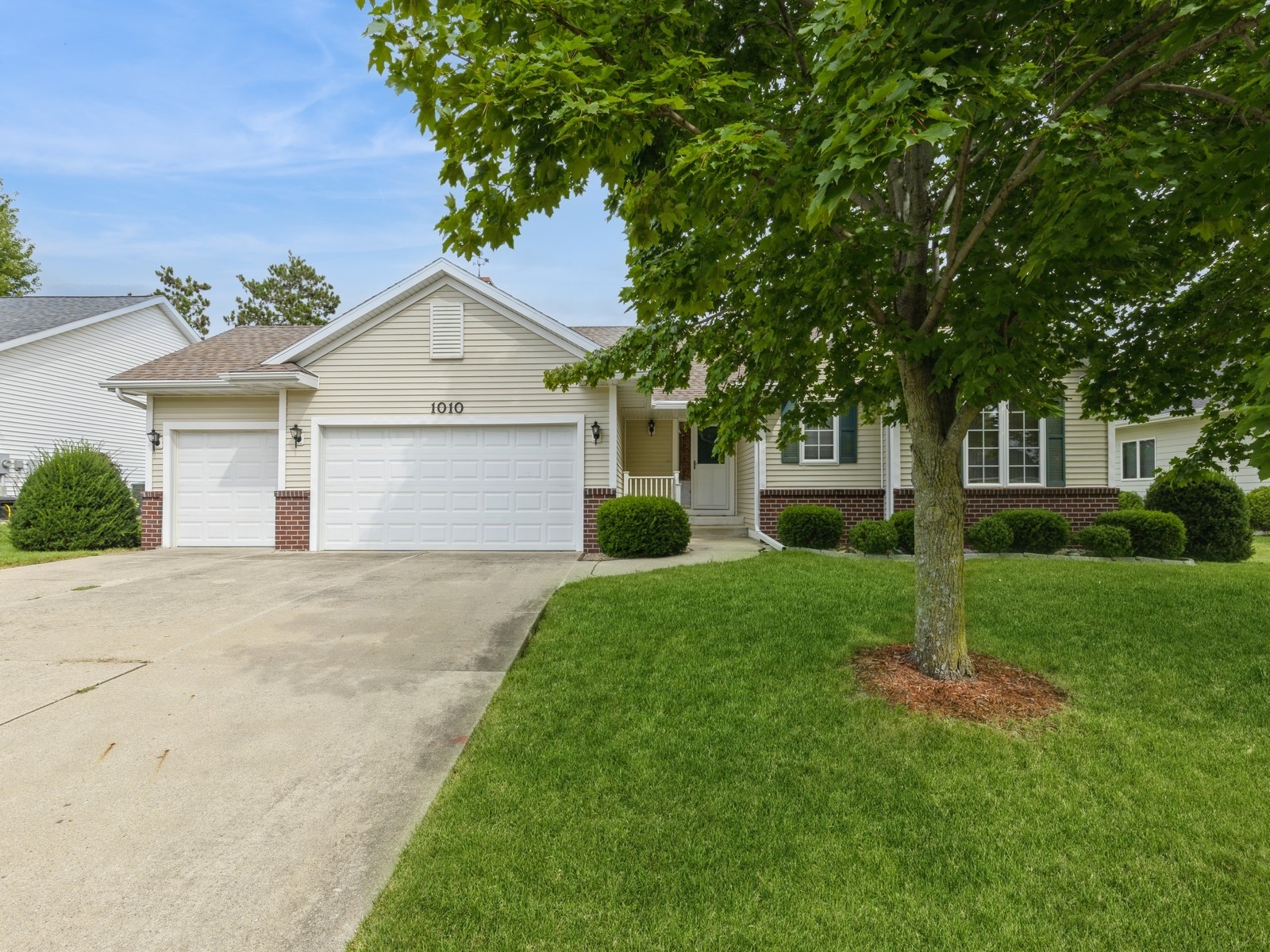 1010 W 15th Street, Newton, Iowa image 1