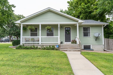 Homes For Sale - 401 E Benton Street<br/> Madison County, Winterset, IA 50273