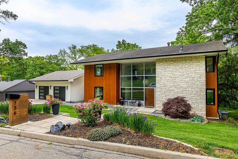 736 Foster Drive Des Moines IA 50312
