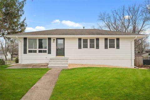 Homes For Sale - 1901 W 4th Avenue<br/> Warren County, Indianola, IA 50125