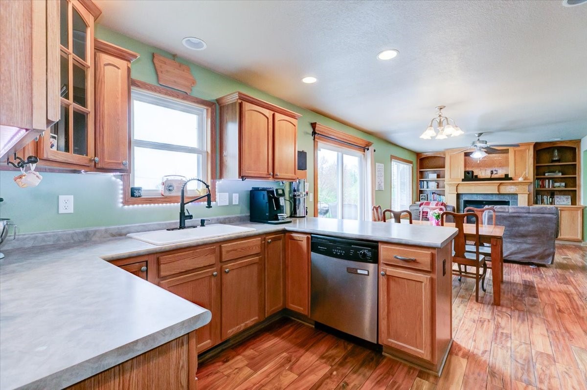 2812 E Kenyon Avenue, Des Moines, Iowa image 9