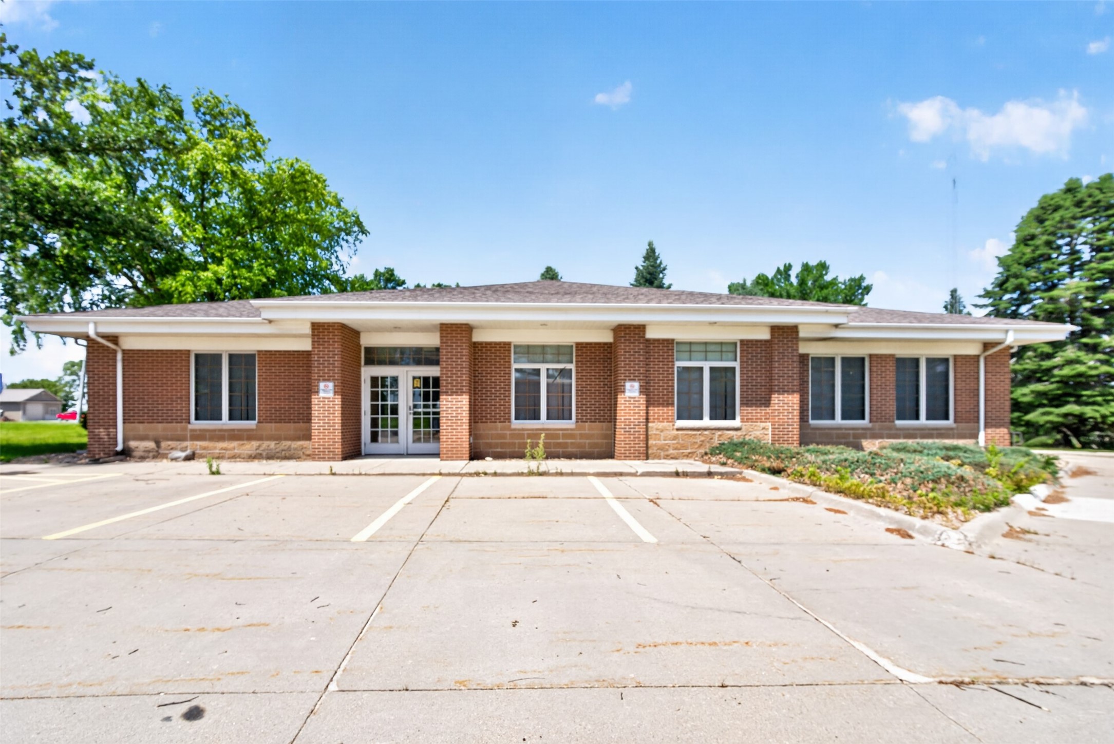 Photo 1 of 27 — 6540 NE 12th Avenue, Pleasant Hill, IA 50327