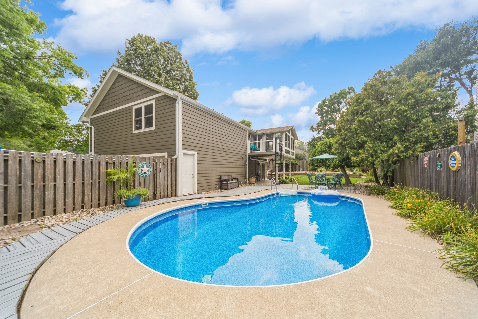 West Des Moines, Iowa 50265, United States, 3 Bedrooms Bedrooms, ,2 BathroomsBathrooms,Residential,Pending,183121