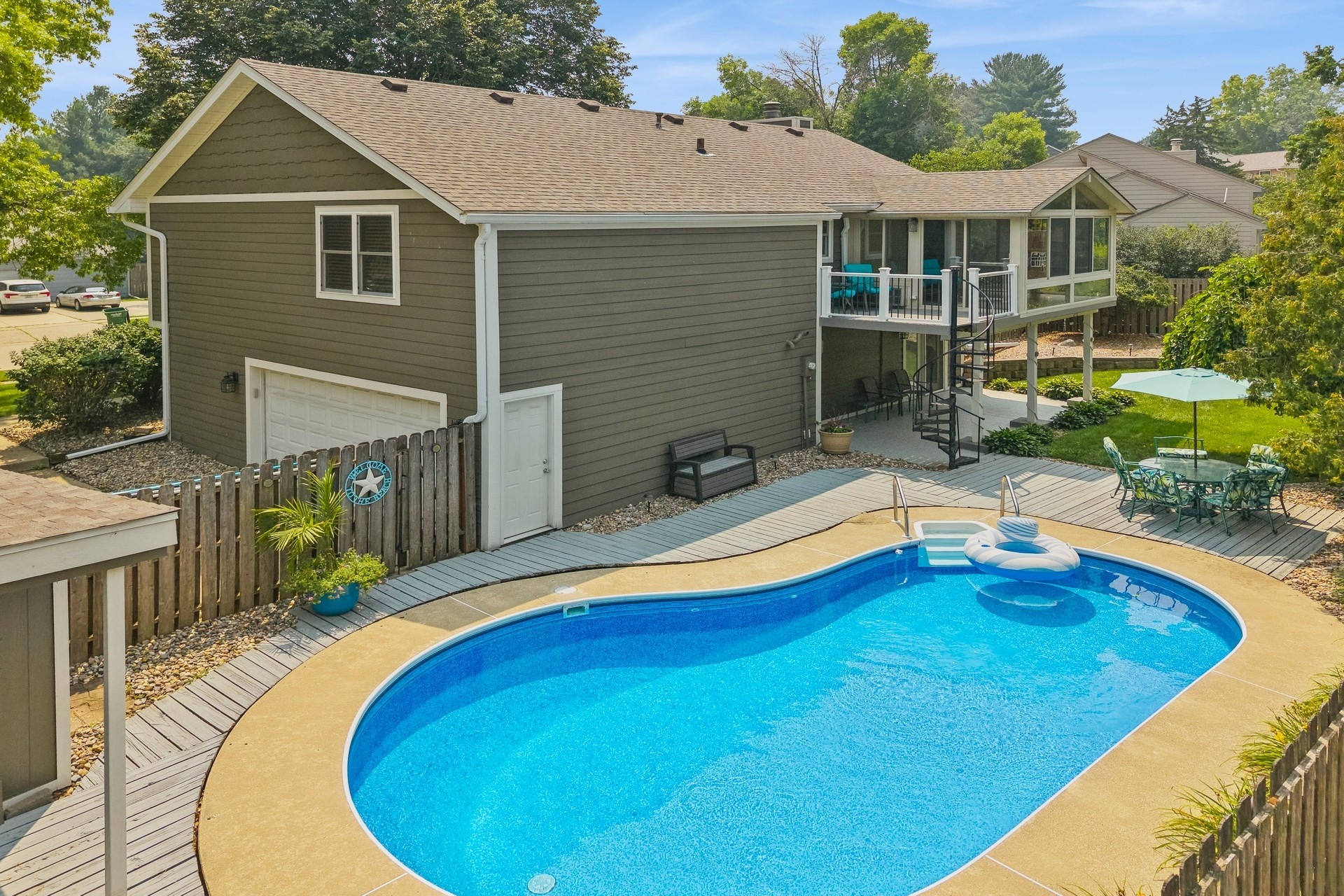 West Des Moines, Iowa 50265, United States, 3 Bedrooms Bedrooms, ,2 BathroomsBathrooms,Residential,Pending,183121