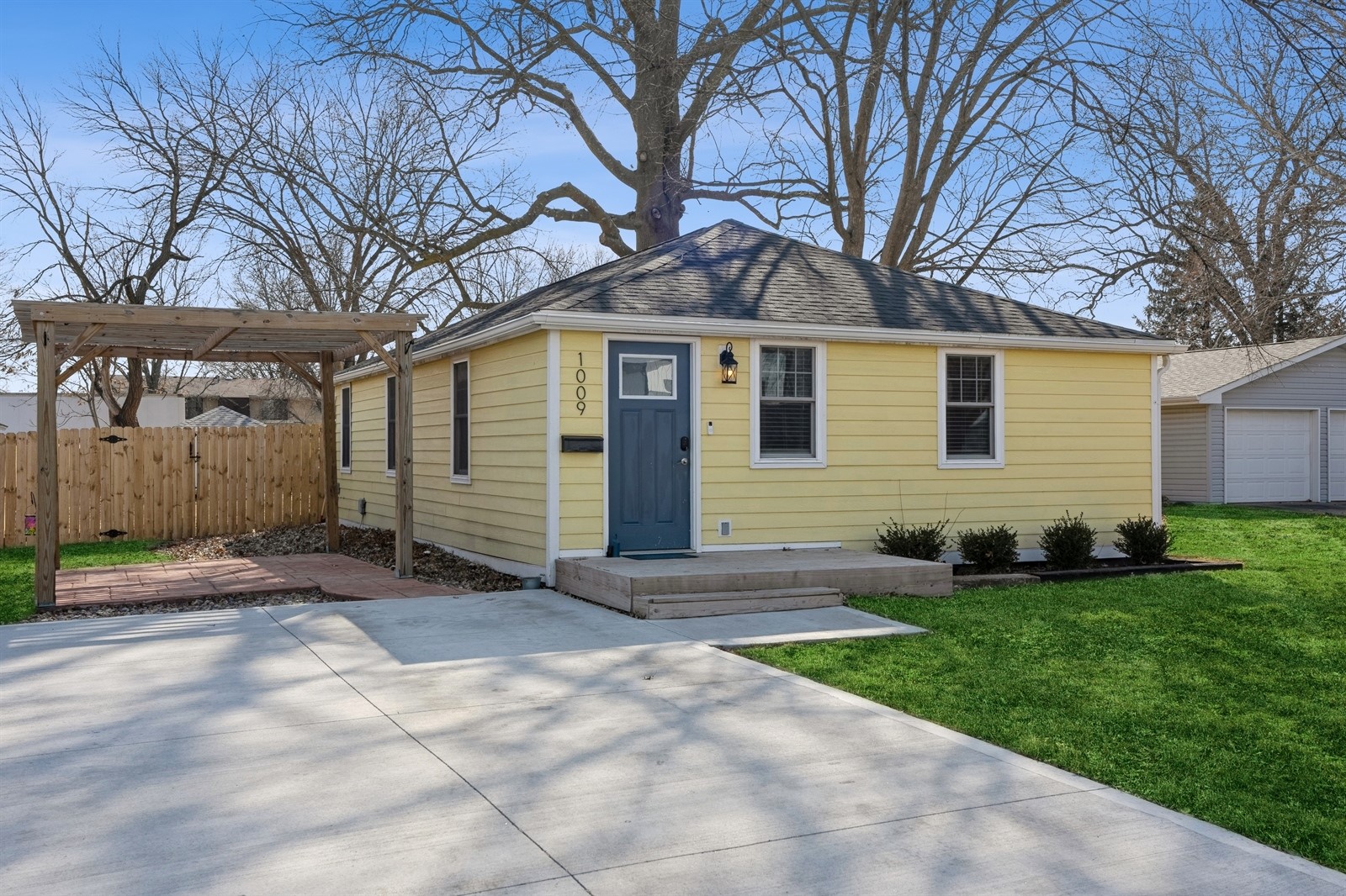 1009 E Salem Avenue, Indianola, Iowa image 1