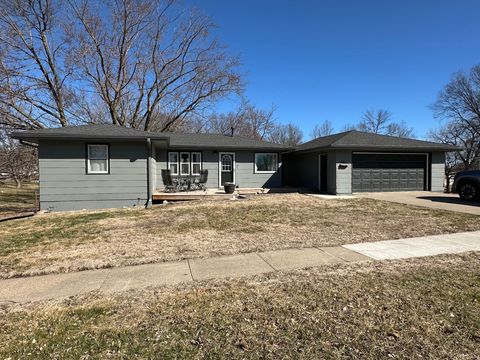 Homes For Sale - 521 W Hutchings Street<br/> Winterset, IA 50273