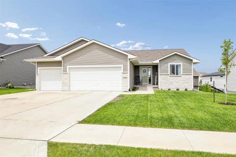 Homes For Sale - 5400 Leyden Avenue<br/> Des Moines, IA 50317