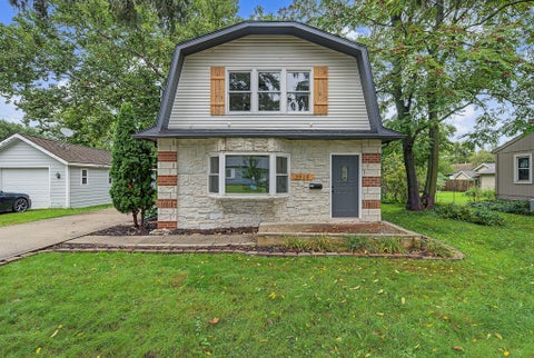 Homes For Sale - 3919 69th Street<br/> Urbandale, IA 50322