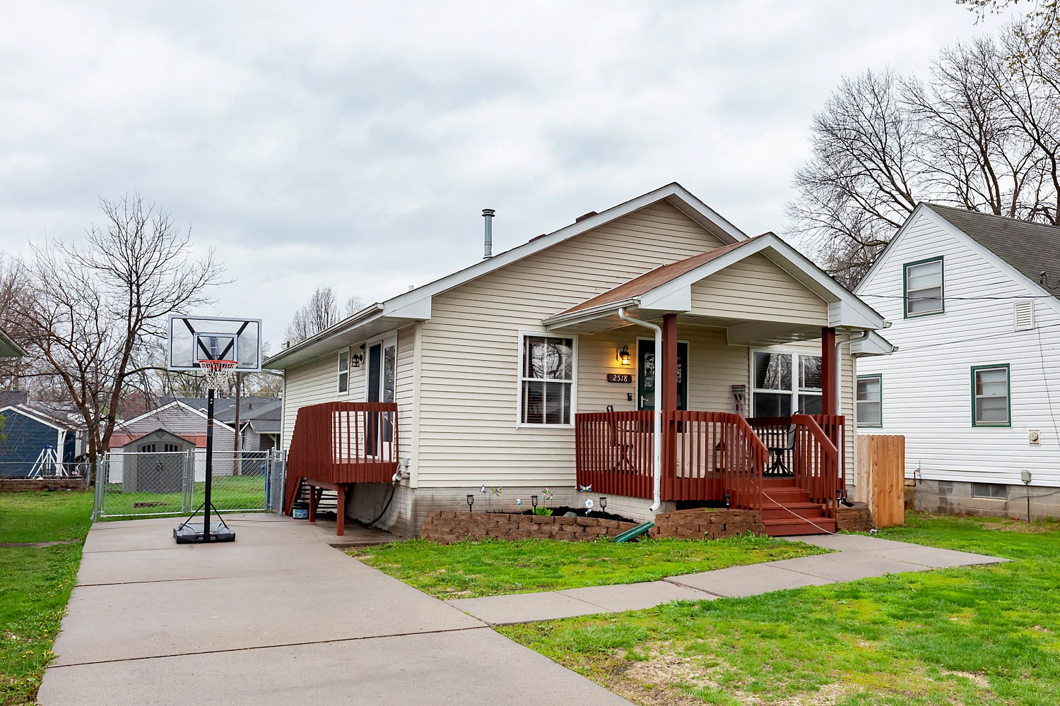 2518 E 39th Court, Des Moines, Iowa image 2