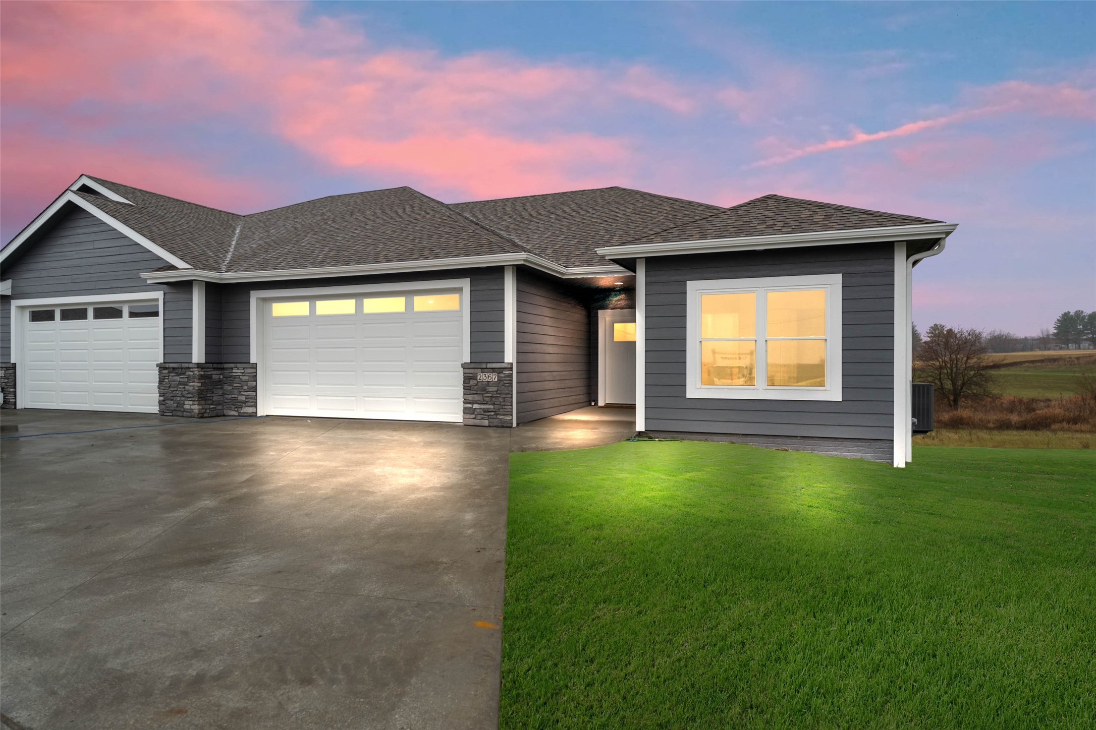 2367 N 10th Avenue E