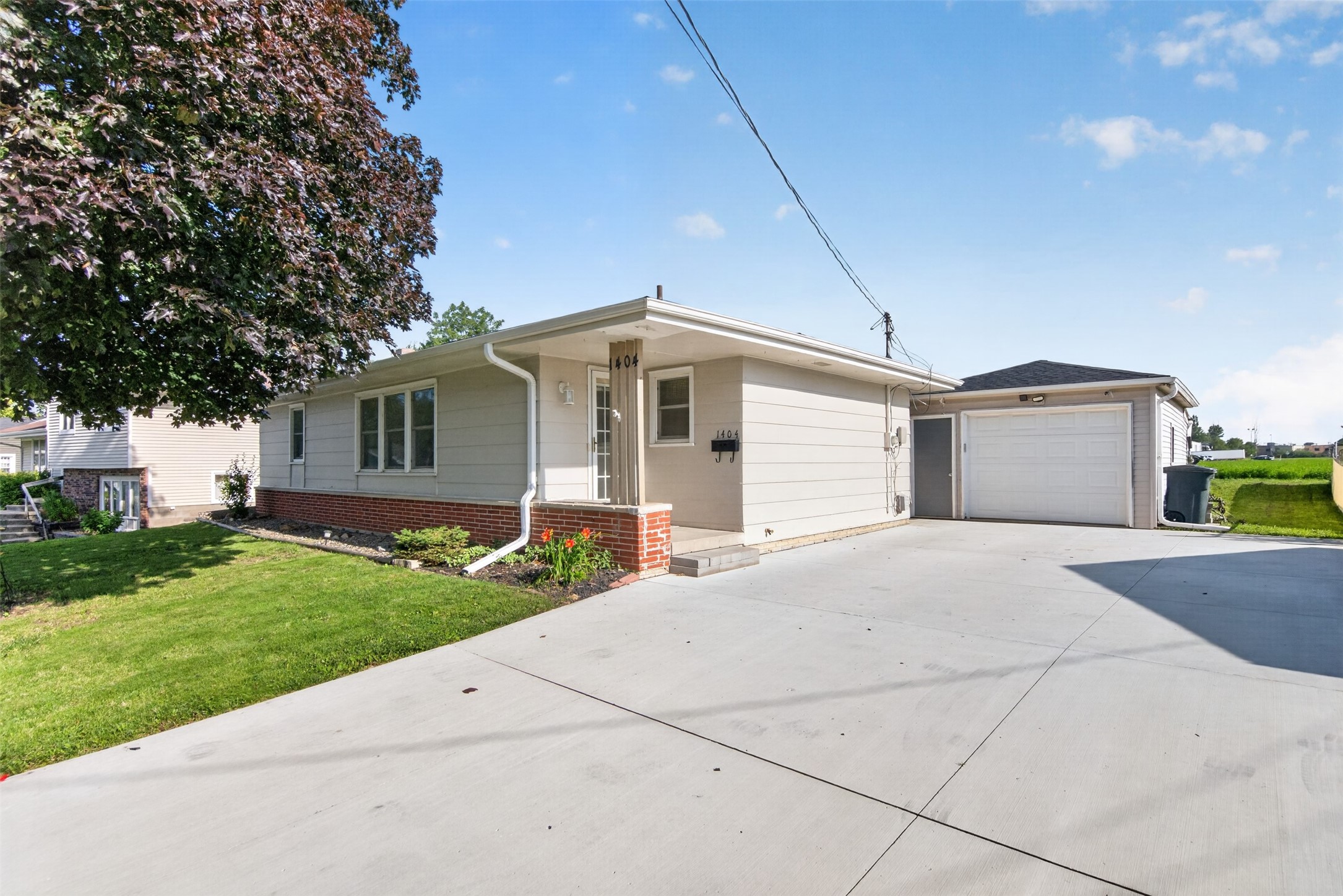 Photo 1 of 29 — 1404 N 9th Ave Place E, Newton, IA 50208