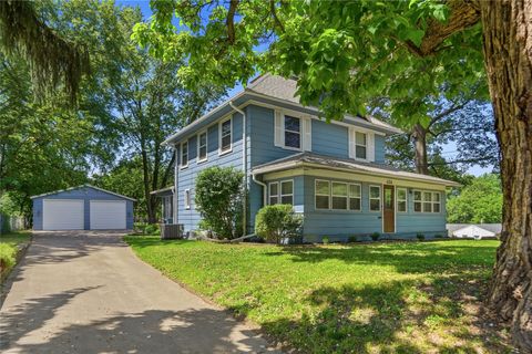 Homes For Sale - 424 Virginia Avenue<br/> Des Moines, IA 50315