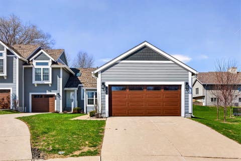 Condo For Sale - 2428 81st Circle<br/> Urbandale, IA 50322