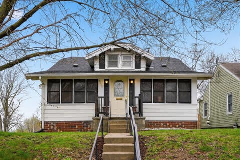 Homes For Sale - 1602 E 32nd Court<br/> Des Moines, IA 50317