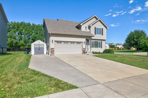 Single Family Residence in Waukee IA 770 Hummingbird Circle 2.jpg