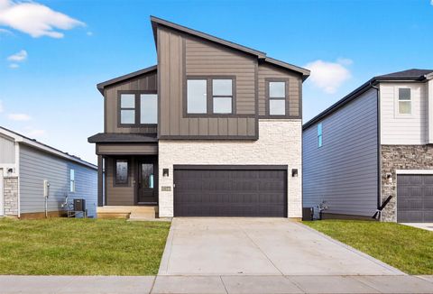 Homes For Sale - 1077 NW Macarthur Lane<br/> Waukee, IA 50263