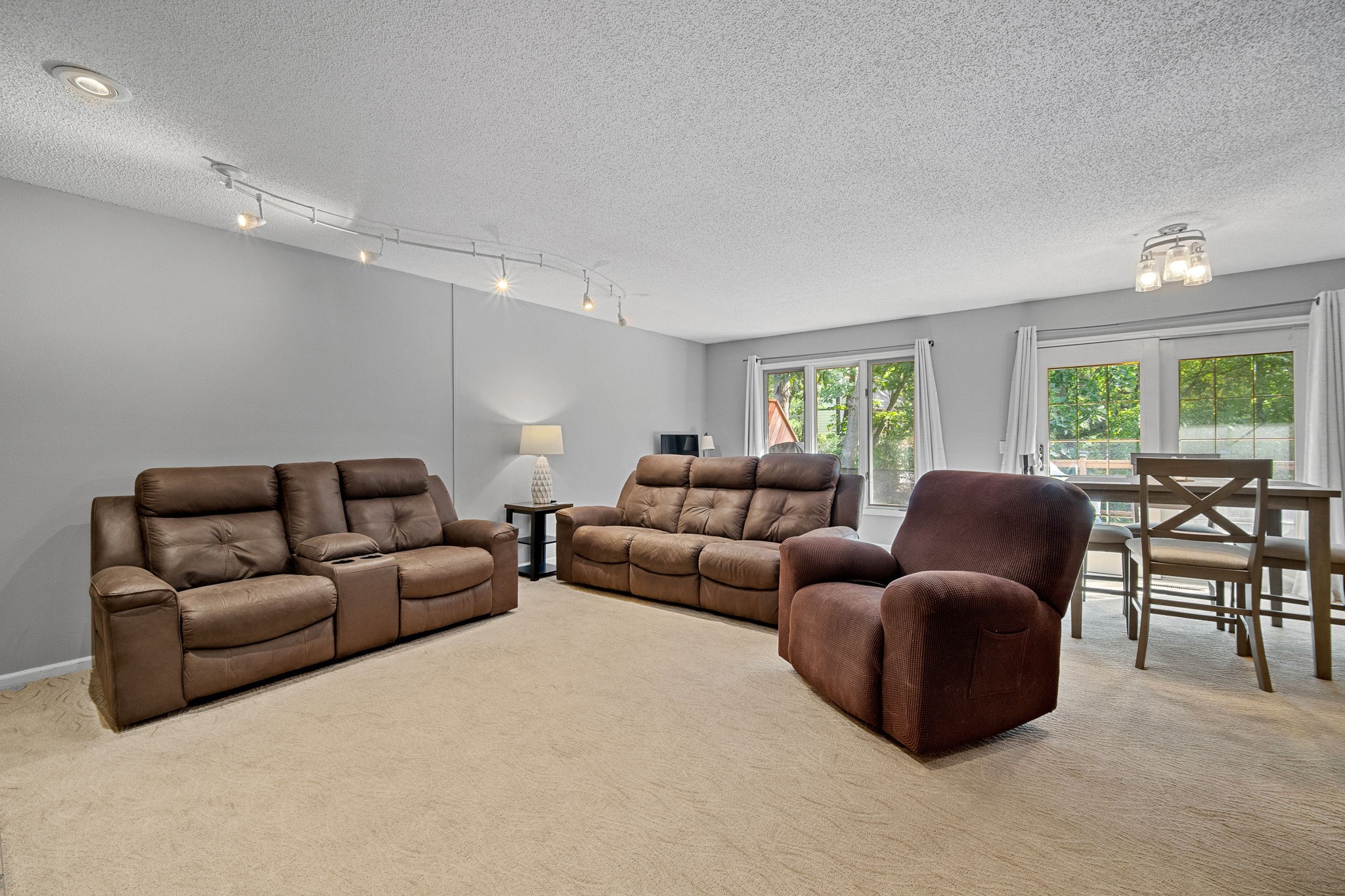 7128 Hickory Lane, Urbandale, Iowa image 3