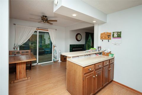 Condominium in Urbandale IA 4720 71st Street 10.jpg