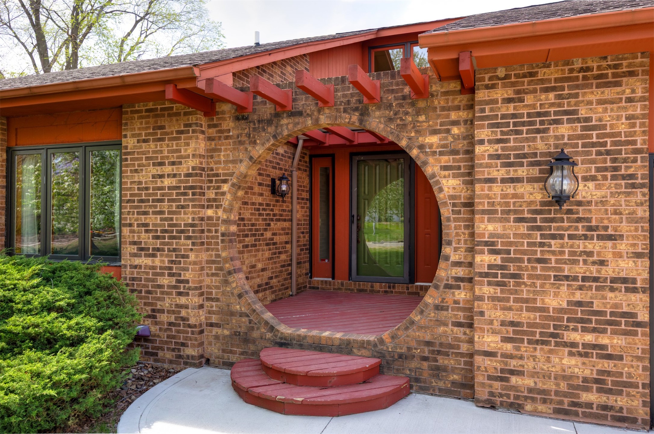 2800 Claiborne Circle, Urbandale, Iowa image 2