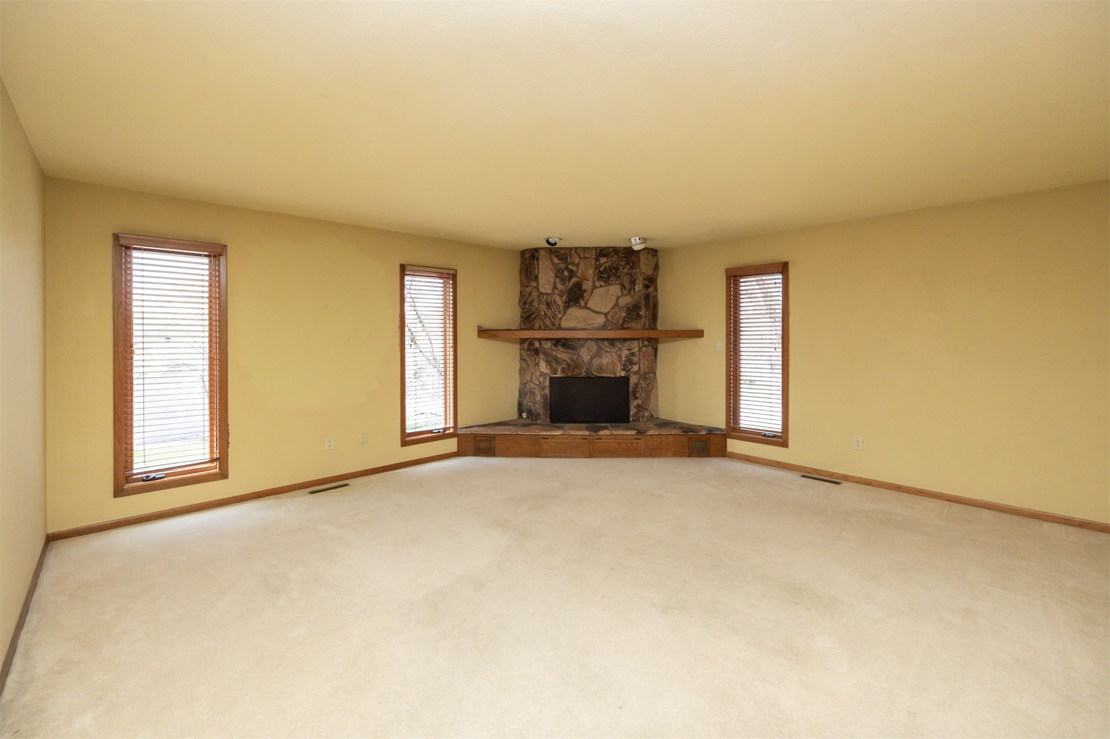 2800 Claiborne Circle, Urbandale, Iowa image 8