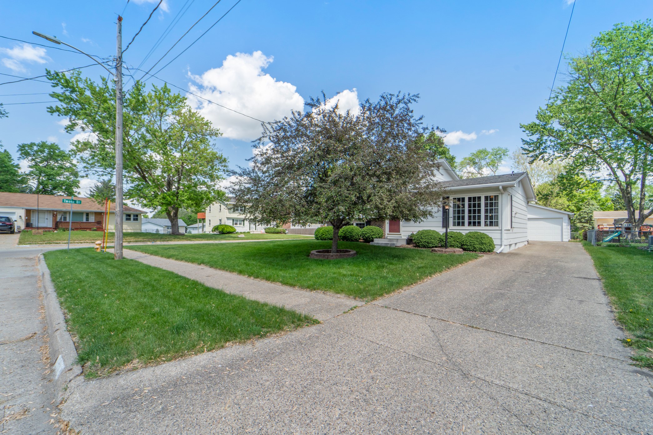 4313 69th Street, Urbandale, Iowa image 2