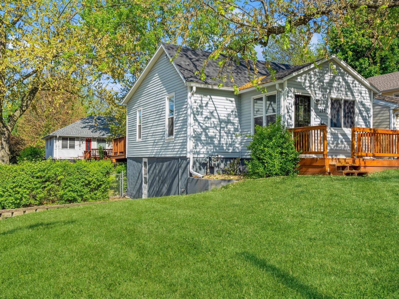 237 W 12th Street, Newton, Iowa image 1