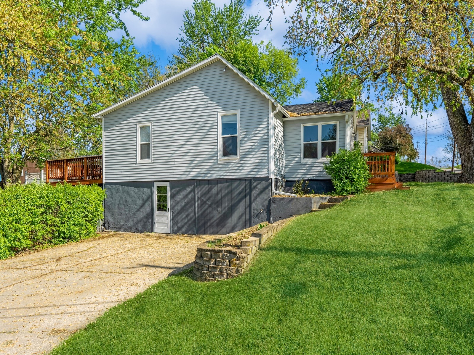 237 W 12th Street, Newton, Iowa image 4