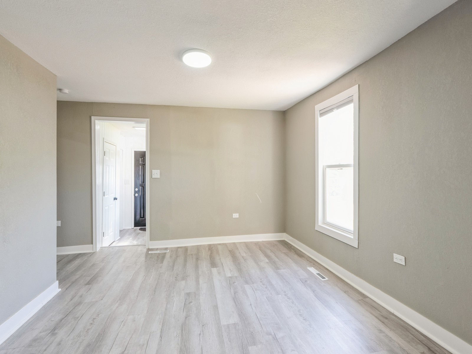 237 W 12th Street, Newton, Iowa image 6