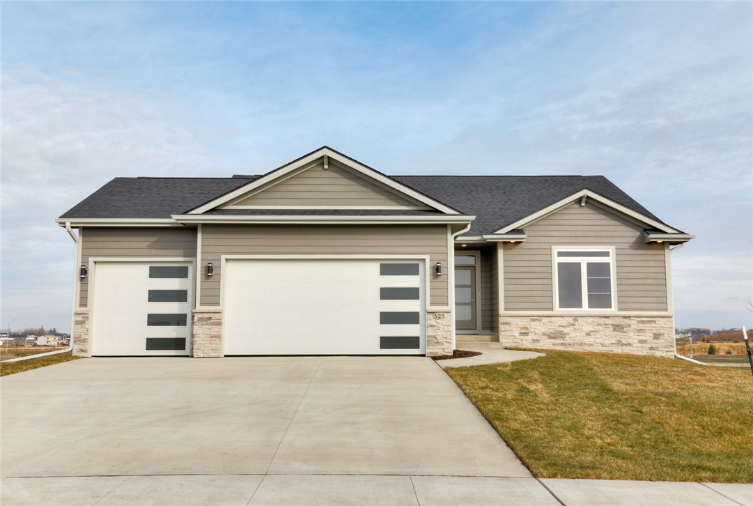 Photo 1 of 33 — 525 NW Mosaic Avenue, Waukee, IA 50323