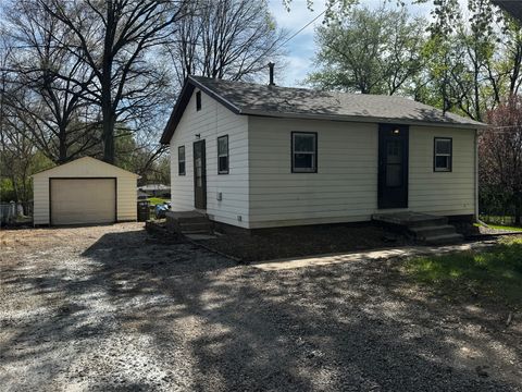 Homes For Sale - 1608 Highview Drive<br/> Des Moines, IA 50315