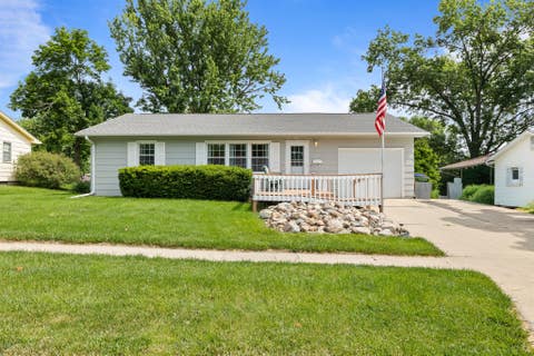 Homes For Sale - 121 E O'neil Drive<br/> Ames, IA 50010