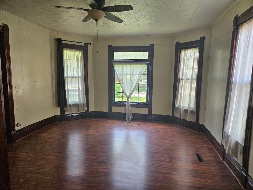 303 S Roche Street, Knoxville, Iowa image 2