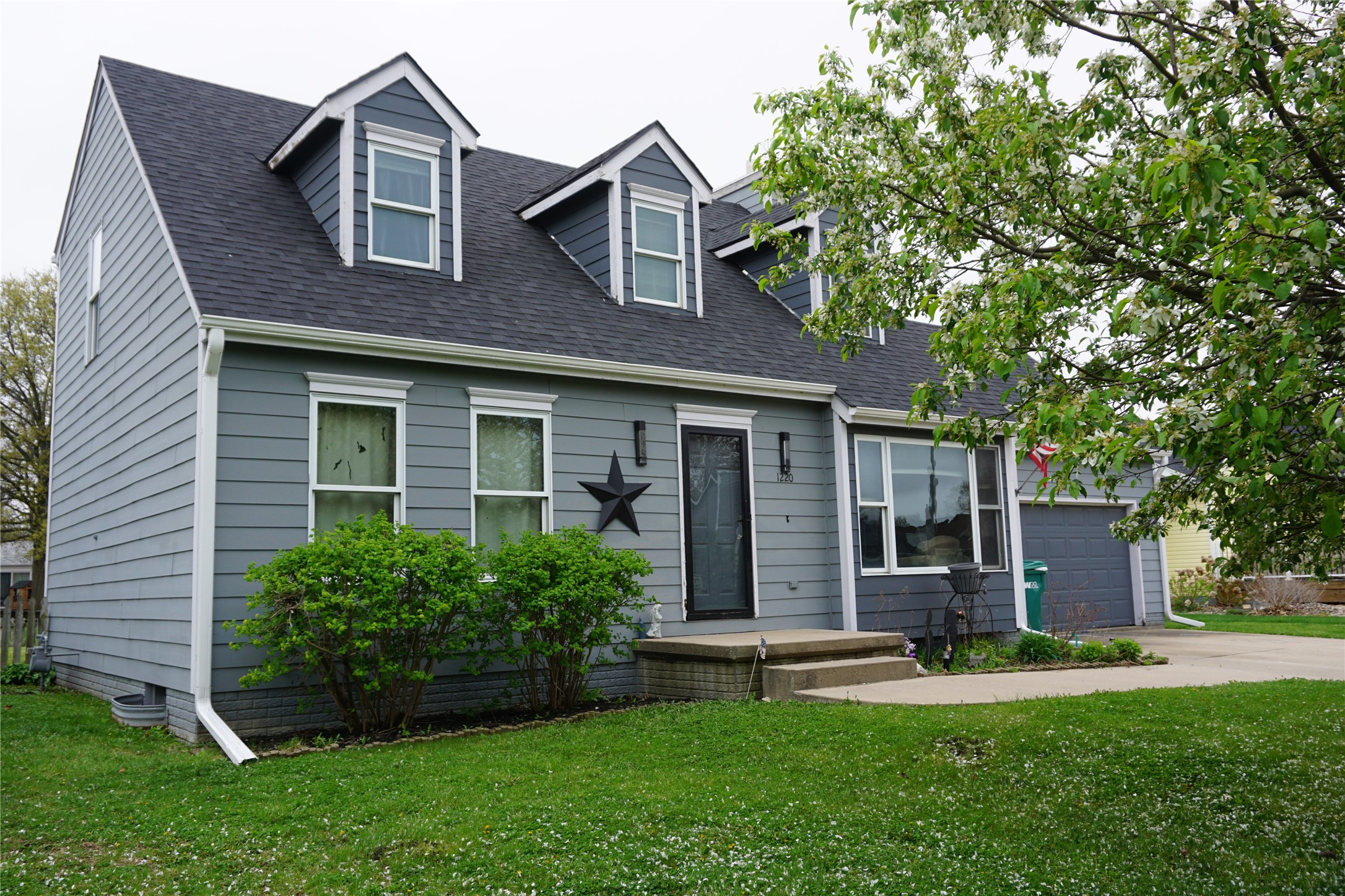 1220 W Court Avenue, Winterset, Iowa image 1