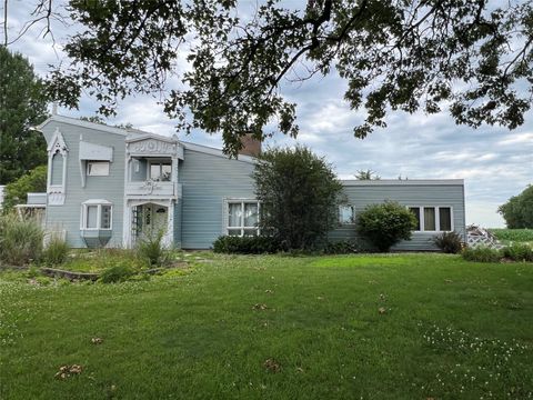1826 Washington Street Pella IA 50219