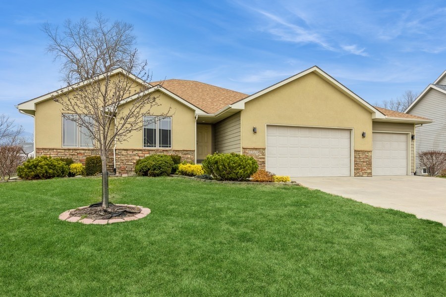 15419 Northview Drive, Urbandale, Iowa image 2