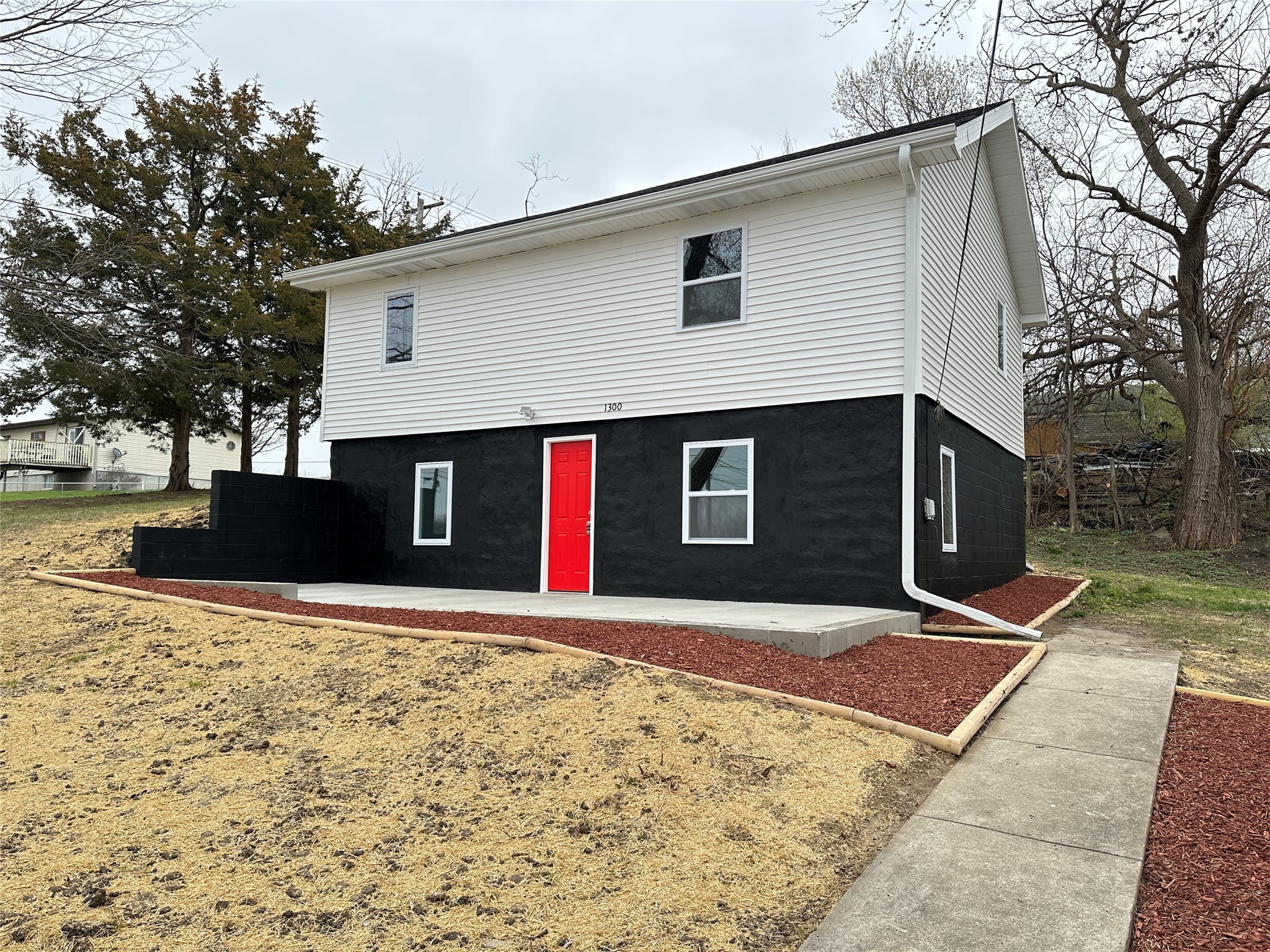 1300 E 7th Street, Newton, Iowa image 1