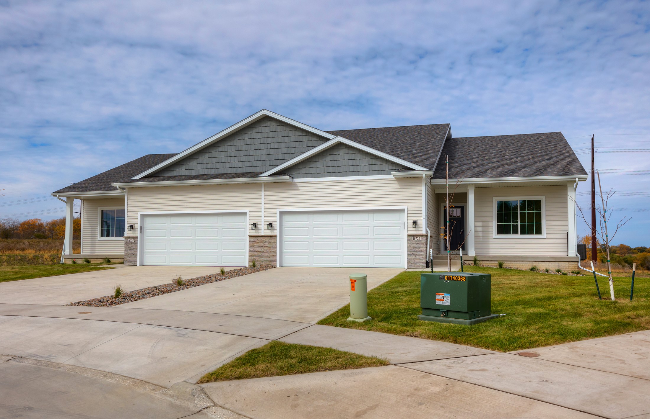 16723 Walnut Meadows Circle, Urbandale, Iowa image 2