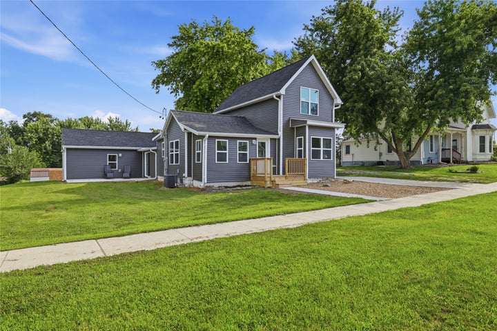 Photo 1 of 34 — 406 4th Avenue, Grinnell, IA 50112