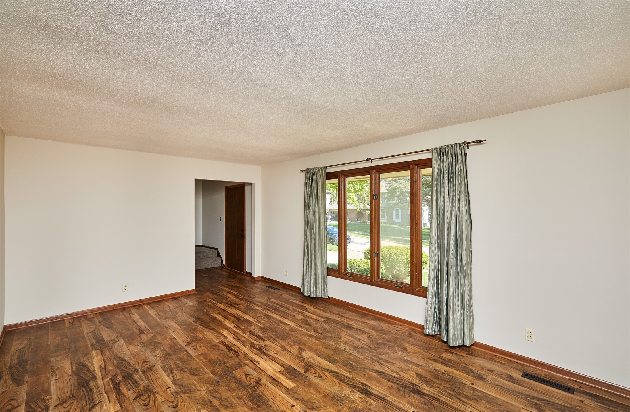 9774 Colby Avenue, Clive, Iowa image 3