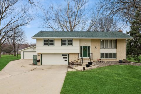 Homes For Sale - 600 N Shadyview Boulevard<br/> Pleasant Hill, IA 50327