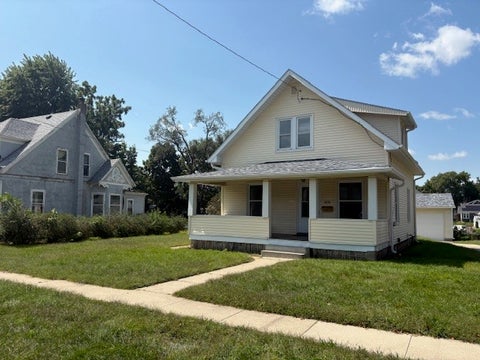 Homes For Sale - 329 E 3rd Street<br/> Jasper County, Newton, IA 50208