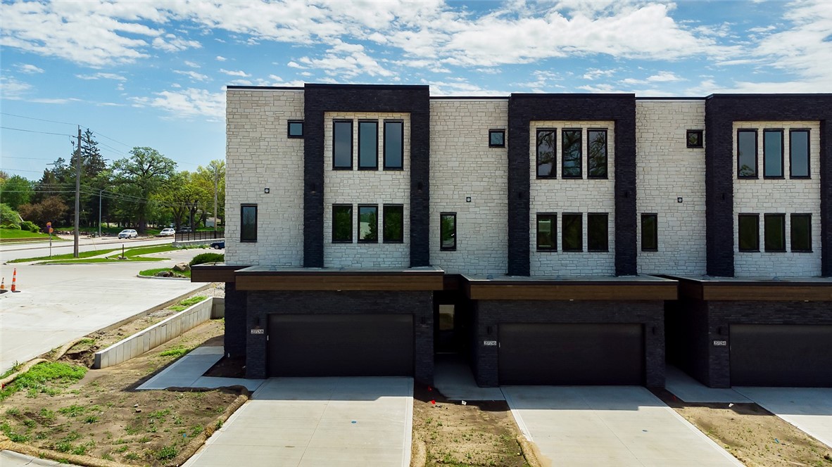 2738 Fleur Drive #23, Des Moines, Iowa image 2